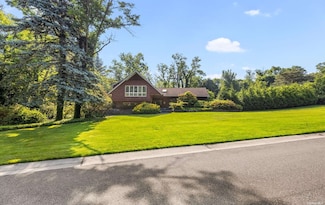 25 Fairway Ct, Roslyn, NY 11576