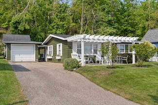 138 Beaubien Ave, Petoskey, MI 49770