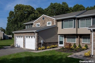 5000 Townehouse Dr Unit 5205, Coram, NY 11727