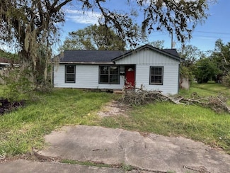 135 Huisache St, Lake Jackson, TX 77566