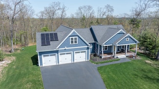 19 Captain Bannon Cir, MerriMacK, NH 03054