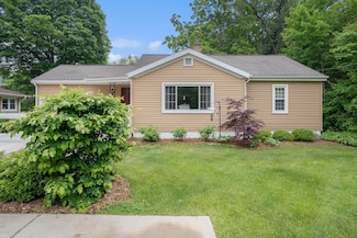 5877 Dowling St, Montague, MI 49437