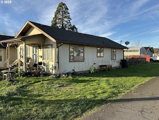 2616 6th St, Tillamook, OR 97141