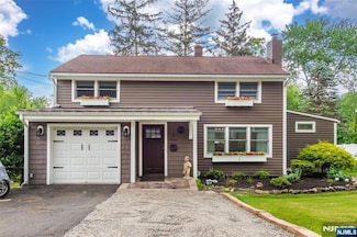 3 Monroe St, Waldwick, NJ 07463