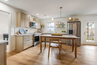 1106 NE 10th St, Bentonville, AR 72712
