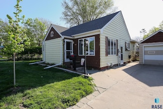 122 N Olive Ave, Madison, SD 57042