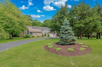 3 Riverside Dr, Mattapoisett, MA 02739