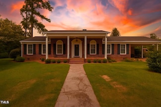 704 W Britt St, Saint Pauls, NC 28384