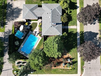 9 Parkview Dr NE, Grand Rapids, MI 49503