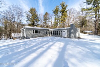 3 Hollins Ln, Burnt Hills, NY 12027