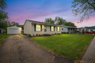 927 Lakeview Dr, Rochelle, IL 61068