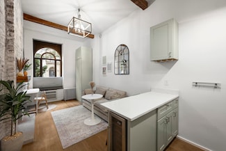 221 W 21st St Unit 1A, New York, NY 10011