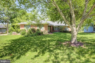 6872 Fairway Dr E, Fayetteville, PA 17222