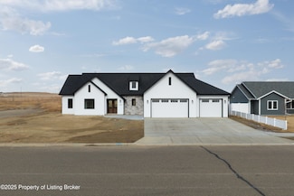 1988 Wahl St, Dickinson, ND 58601
