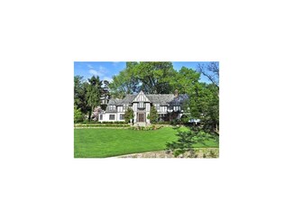 6056 Mission Dr, Mission Hills, KS 66208