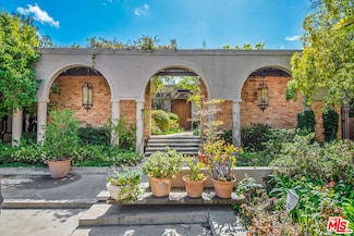 1018 Summit Dr, Beverly Hills, CA 90210