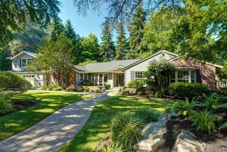 2727 93rd Ave NE, Clyde Hill, WA 98004