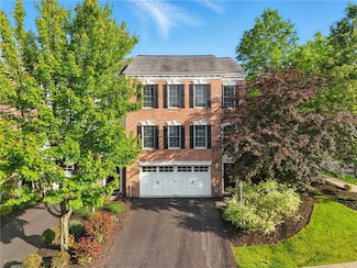 901 Montclair Dr, Coraopolis, PA 15108