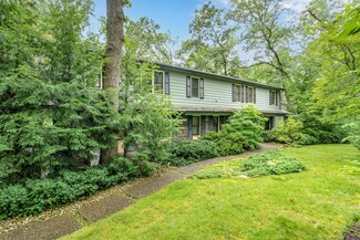 5223 Colony Woods Dr, Kalamazoo, MI 49009