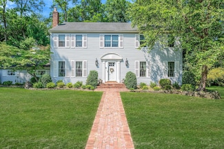 2 Sea View Ln, Mount Sinai, NY 11766