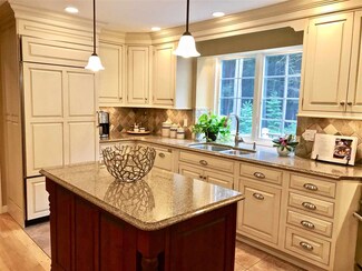 8 Bradley Ln, North Hampton, NH 03862