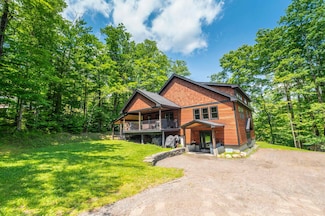 121 Fannie Hill Dr, Wilmington, VT 05363