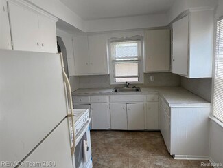 5876 Kinmore St, Dearborn Heights, MI 48127
