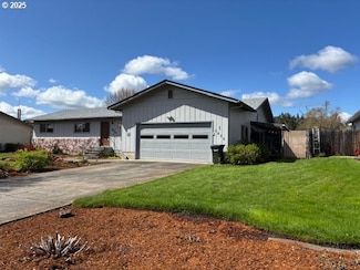 1676 NW Apache Dr, Roseburg, OR 97471