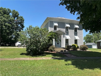 805 W Madison Ave, Altamont, IL 62411