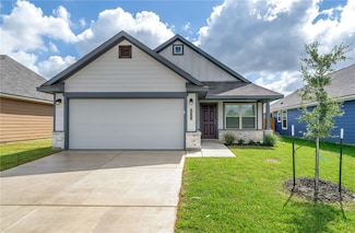 1214 Highgarden Dr, Navasota, TX 77868