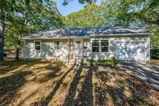 118 Maple St, Hyannis, MA 02601