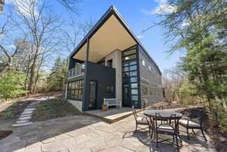 9 S Pleasant Ave, Beverly Shores, IN 46301