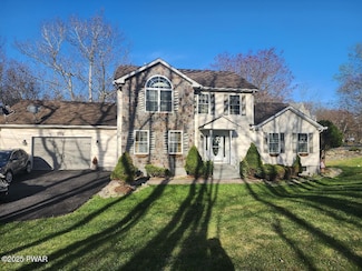 814 Clearview Dr, Long Pond, PA 18334