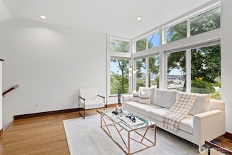 566 Mcgraw St, Seattle, WA 98109