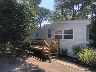 37 Hubbard Ave, Riverhead, NY 11901