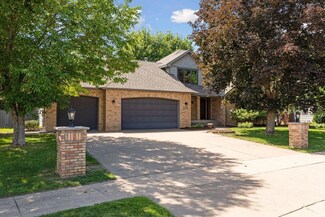 1310 W Royal Oaks Dr, Saint Paul, MN 55126