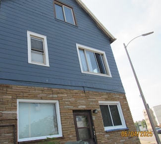 2405 S 5th St, Milwaukee, WI 53207
