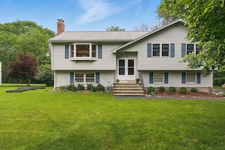 4 Colony Cir, Bedford, MA 01730