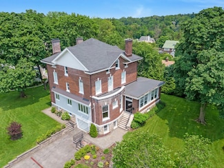 15 Calton Ln, New Rochelle, NY 10804