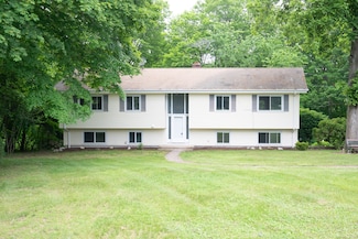 21 Elizabeth St, Trumbull, CT 06611