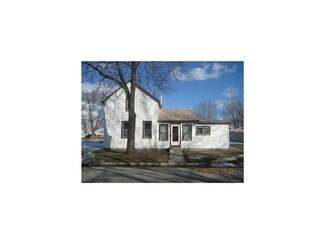 631 N 3rd St, Guttenberg, IA 52052