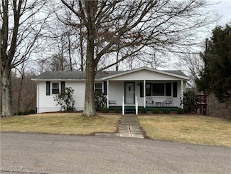 907 Overlook Dr, Coshocton, OH 43812