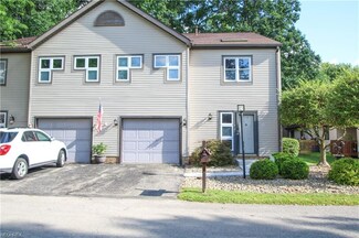 1203 Surrey Point Dr SE, Warren, OH 44484
