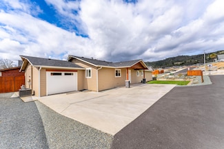 2037 SW Ford St, Grants Pass, OR 97526