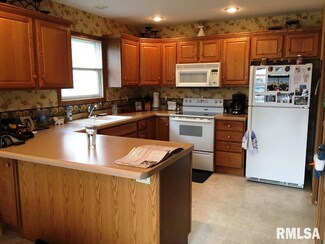 1921 13th St, Silvis, IL 61282