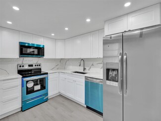 3700 Oaks Clubhouse Dr Unit 203, Pompano Beach, FL 33069