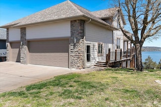 500 Navajo Trail, Kimberling City, MO 65686