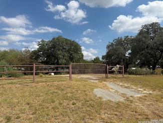 813 E Hunt St, Pleasanton, TX 78064