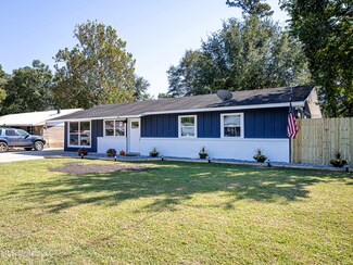 215 Maple Dr, Ocean Springs, MS 39564