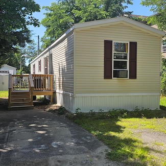 10 Arlene Ln, Windham, ME 04062